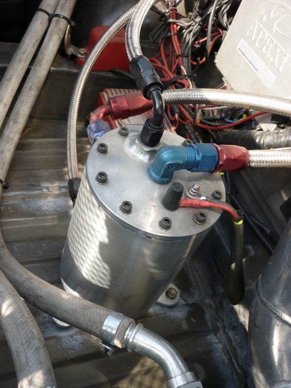 Hjemmelaga fuel swirlpot m. 044 pumpe inni. har øvd meg på alu sveis på denne for så å dreie ned etterpå. ble masse små deler som skulle lages for å få den der pumpa inni der, viste det seg.. men kjekt med noen timer i dreiebenk og... :)