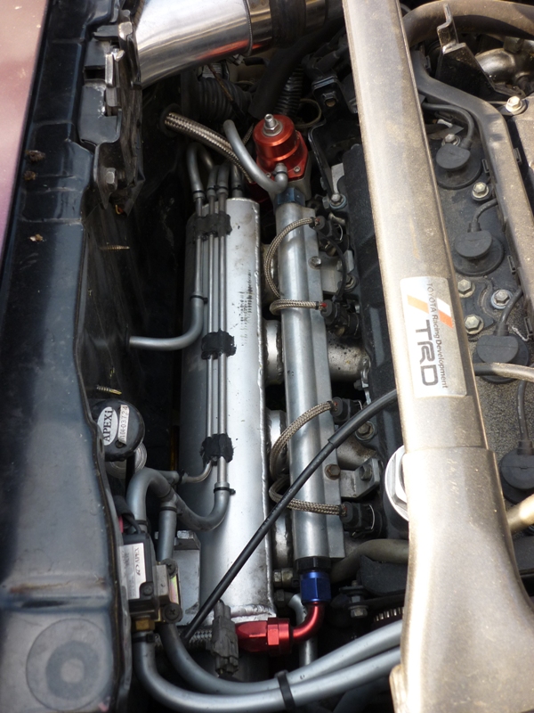 Fuel railen lagde jeg nye koblinger til så FPR kunne skrues direkte på, fuel slangene kommer og går direkte ut og inn av motorrom samt at vacuum slangene fikk noen biter med rør å gå i or å få rydda litt.. :)