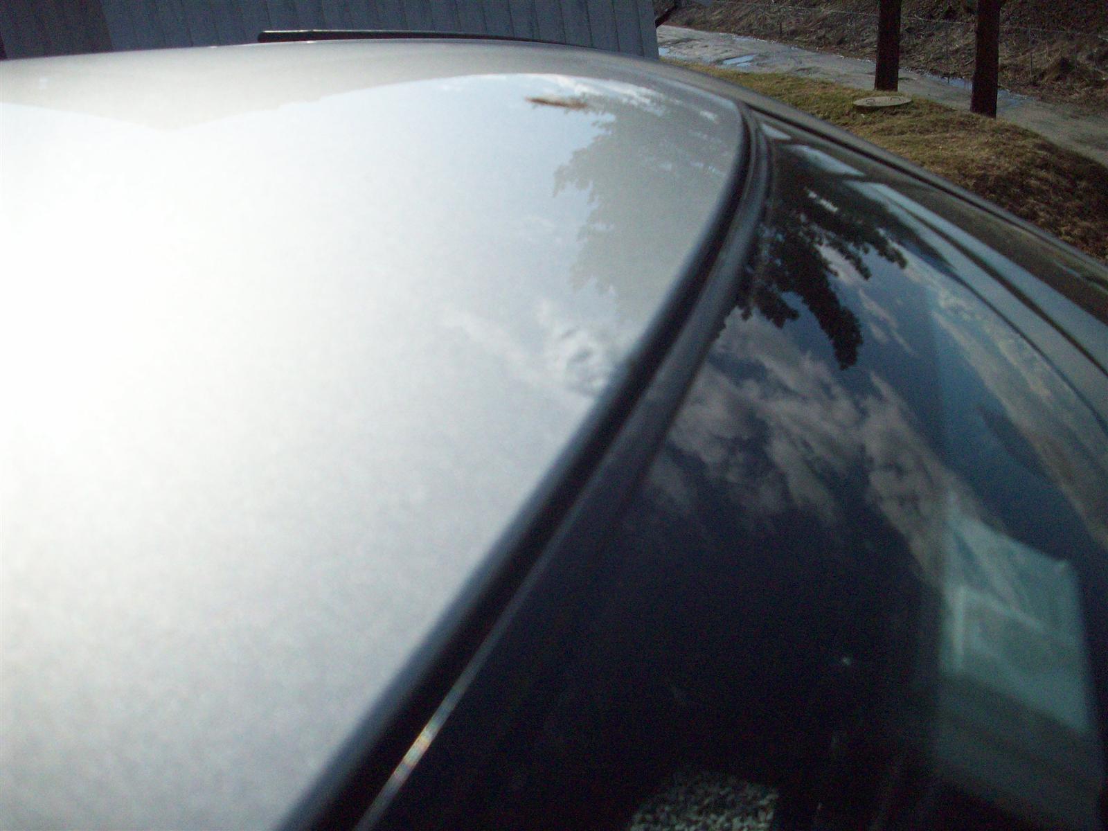 Litt dårlig bilde, men her er det en rustflekk akkurat i knekken over vinduet som bør taes så snart som mulig, i grunnen