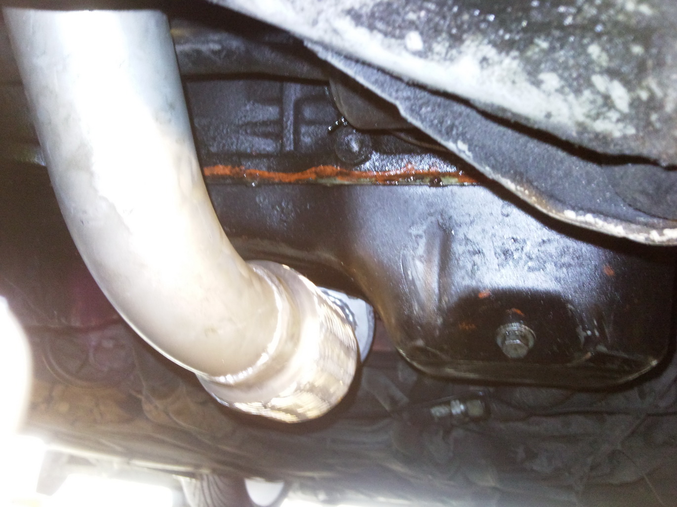 Fått på plass bunnpanna igjen. Brukte mye rød silikon..