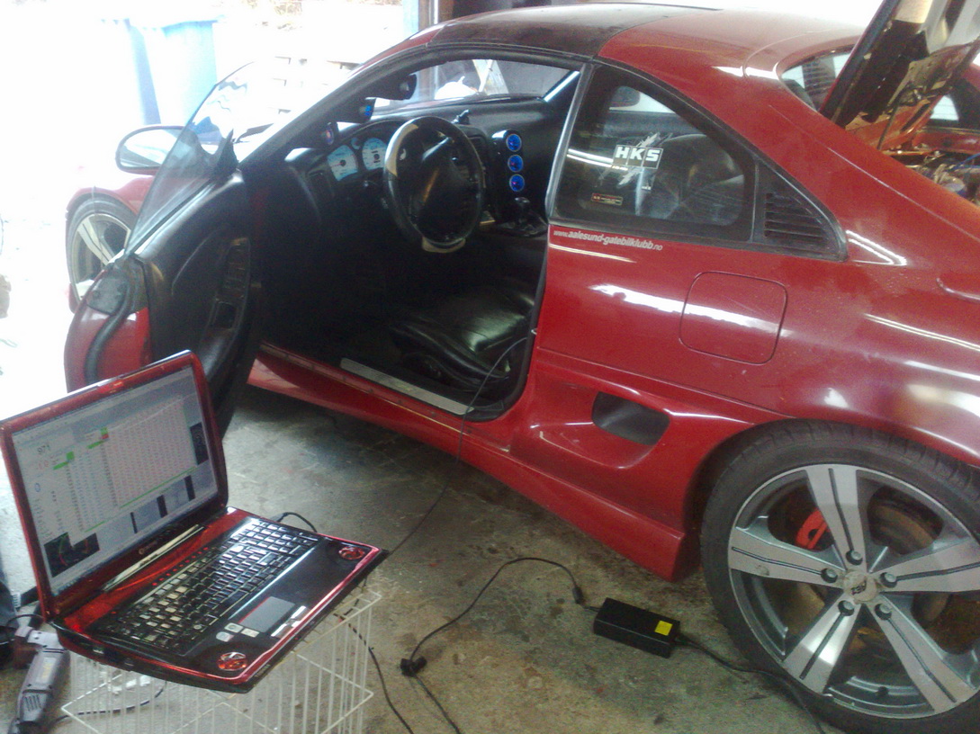 Litt tuning. Merk at pcen matcher fargen på bilen.  :p