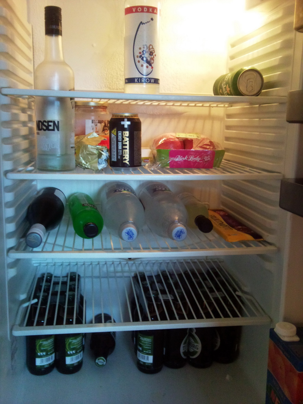 Inne imellom all skruingen er det viktig å få i seg nok drikke. Her har vi alt en mekaniker (og sjelen) trenger for å leve. :D