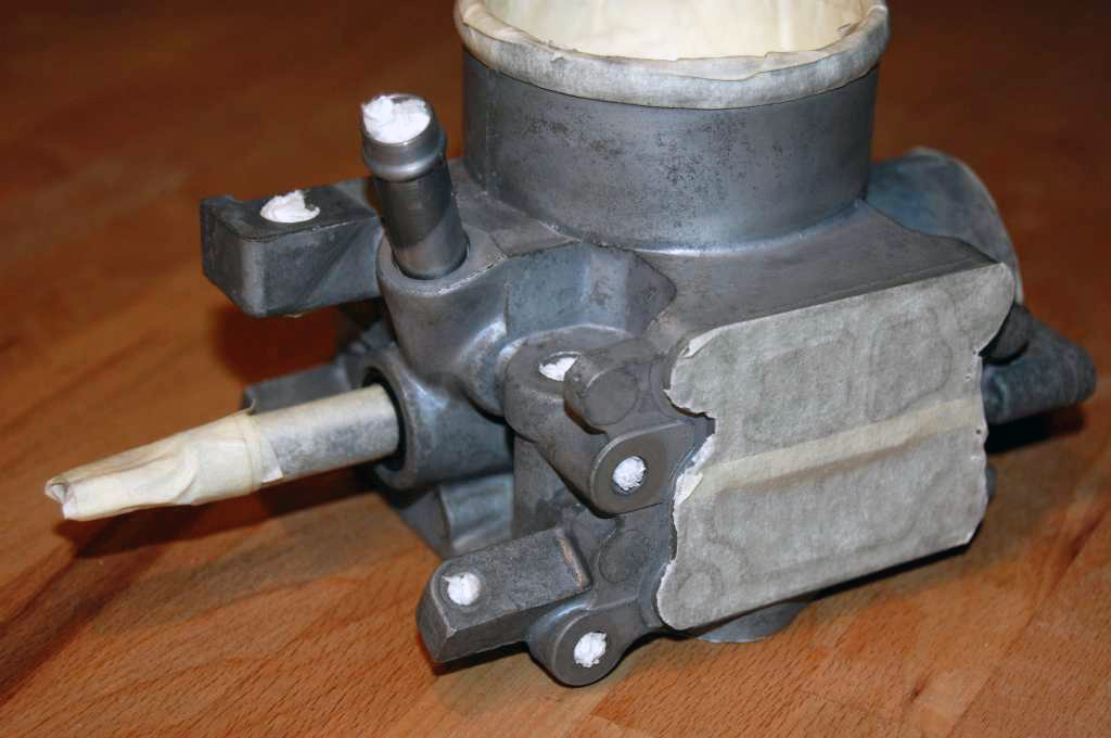 Noen som har erfaring med hva man burde gjøre med synlige pakninger - for å unngå å lakke de i stykker? Slik som pakningen mellom pinnen og resten av inntaket i dette bildet. What to do? Smøre på noe eller?