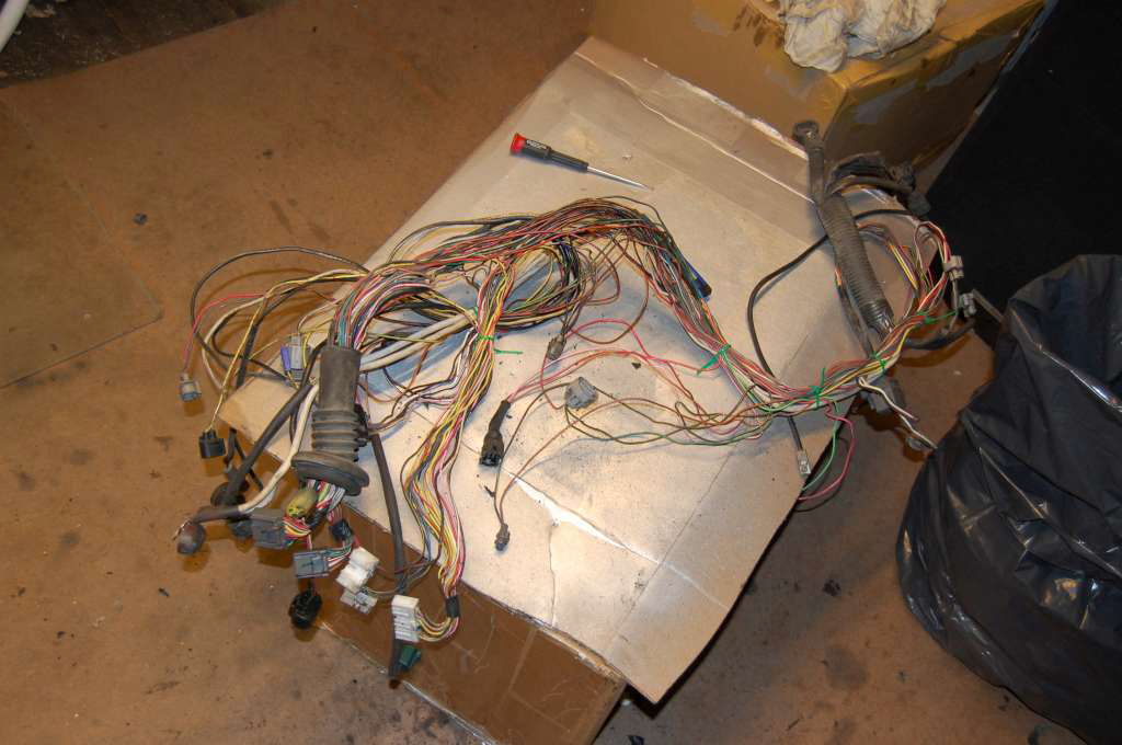 Kommet så vidt i gang her med å fjerne teip og gammal plast...