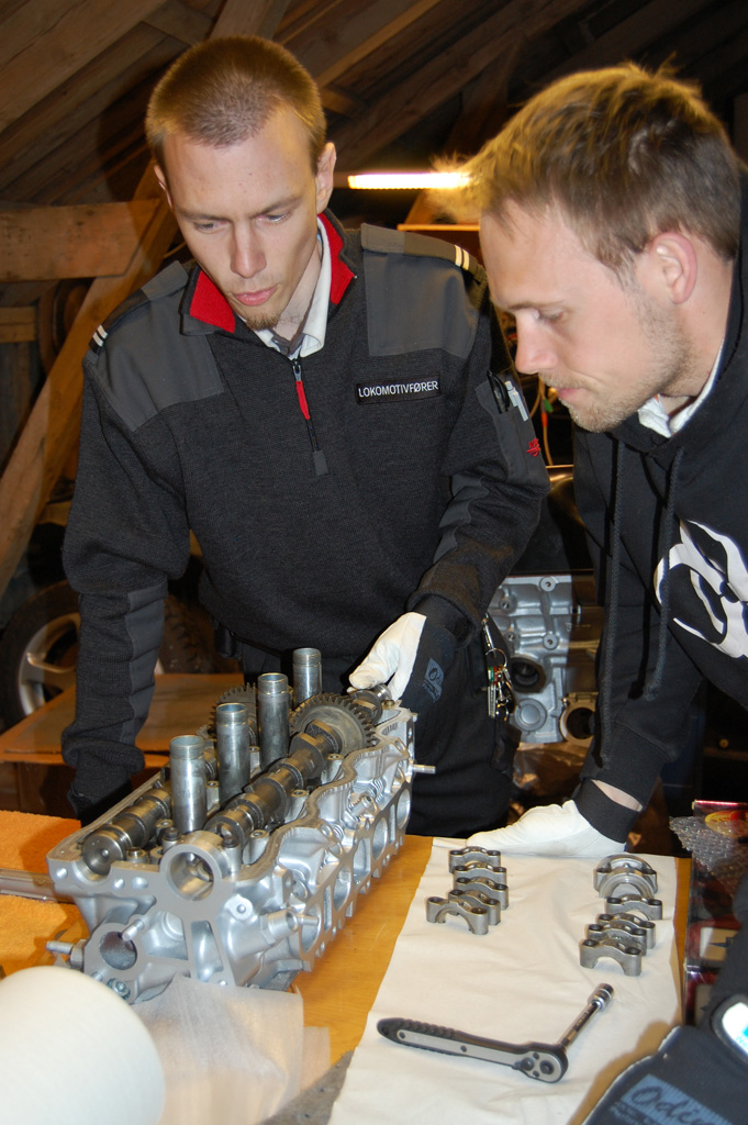 Som f.eks. rensing av toppen, riktig innstilling av kammer og regreim/veiv. Tusen takk for hjelpen! Hadde vel fortsatt stått der og klødd meg i huet...