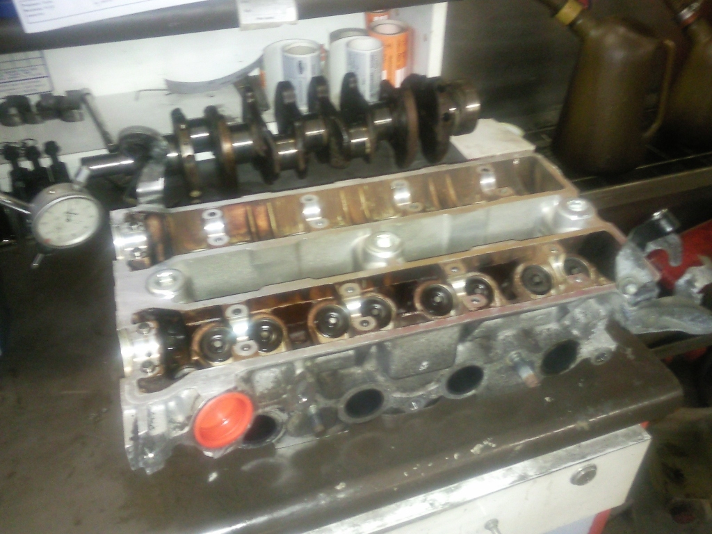 Topp og veiv. Topp ser bra ut. Ventilseter skal slipes og topp planslipes.