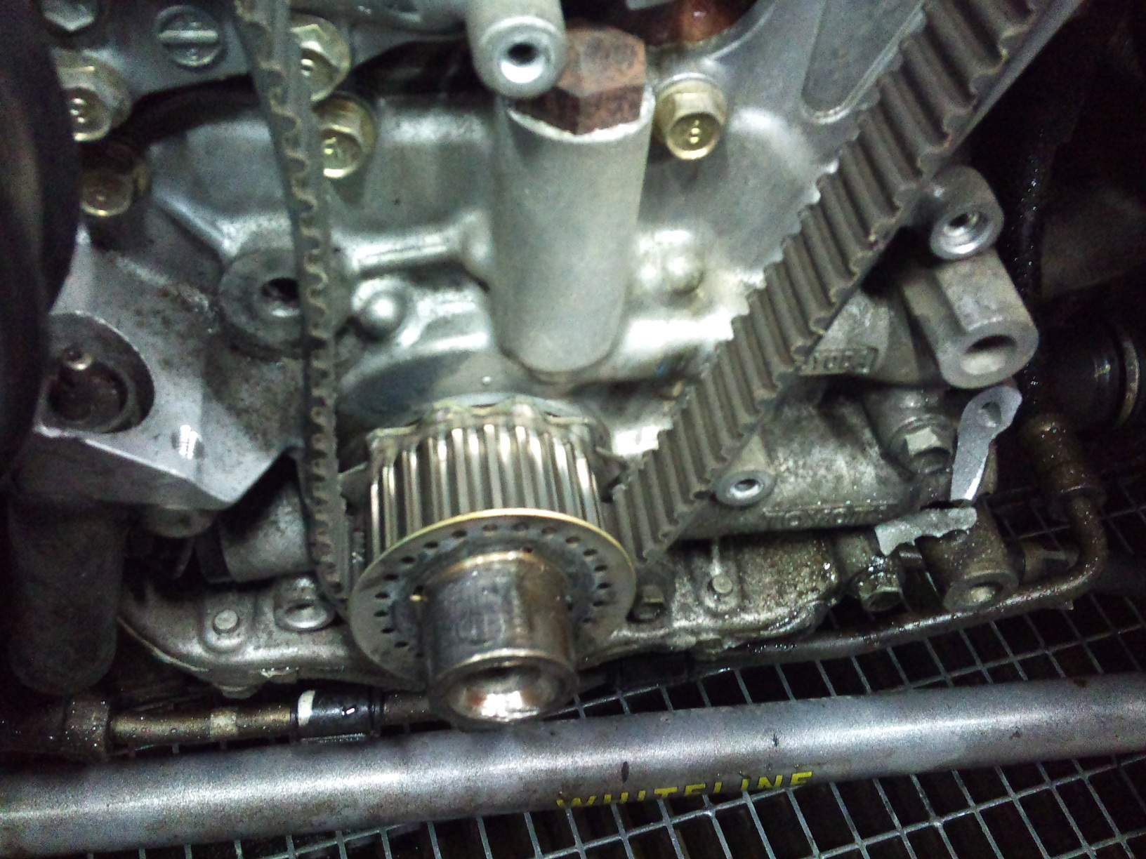 Regner med at dere vet hvilke jeg mener som fikk trykkluft i seg? Skal det virkelig være åpent inn i oljesystemet herifra?