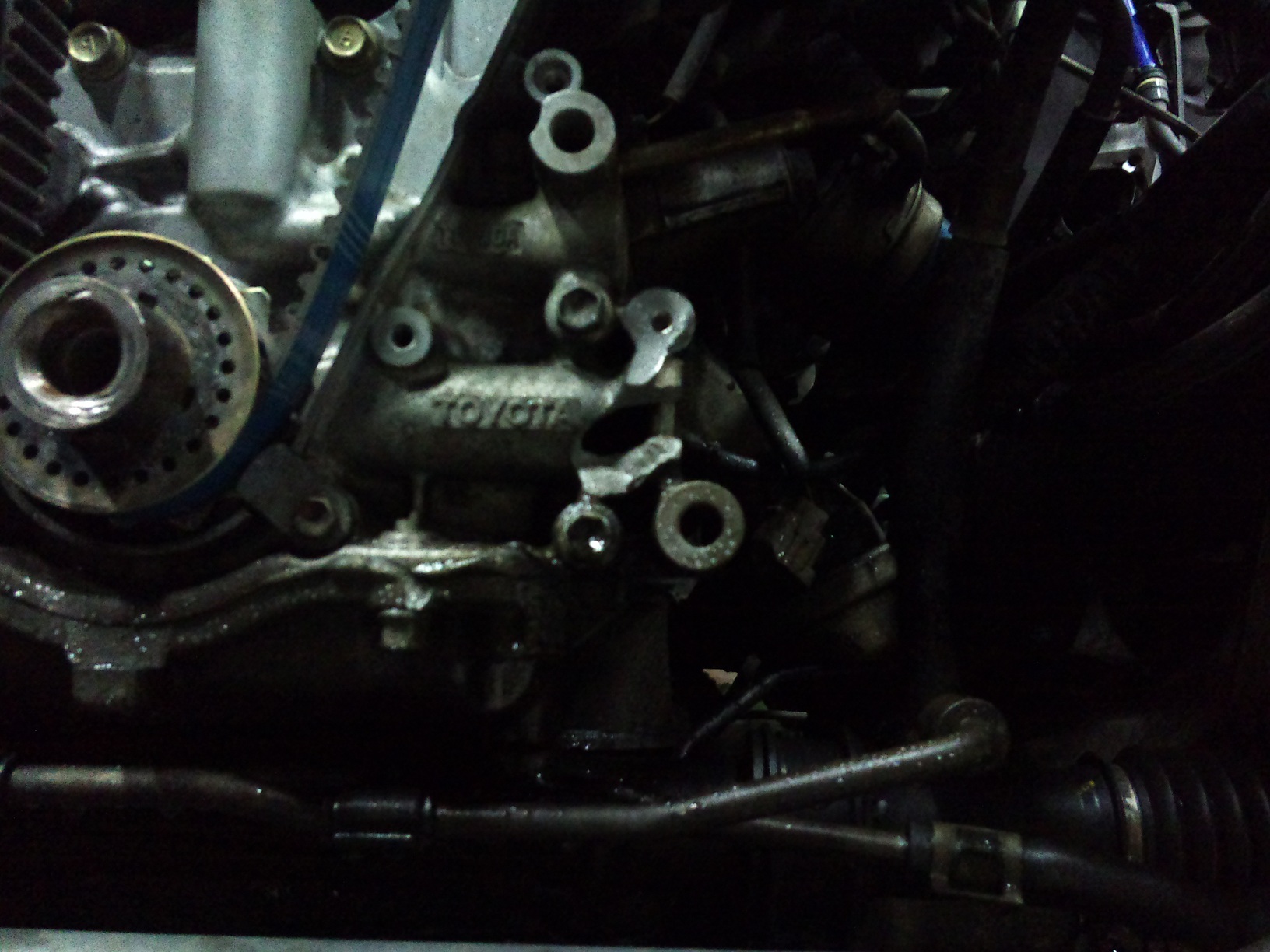 Og i hullet bak toyota skriften kom oljen ut... hva er dette, og kan dette hullet tettes mes f.eks kjemisk metall?