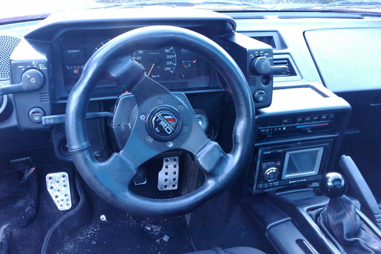 Begynner å bli bra nå :)<br />- Røde leds i dash,<br />- 2din spiller m/GPS<br />- Shortshift, girkule, pedalsett og Mr2 matter fra Twos'R'us<br />- Sportsstoler<br />- Wannabe TRD ratt.