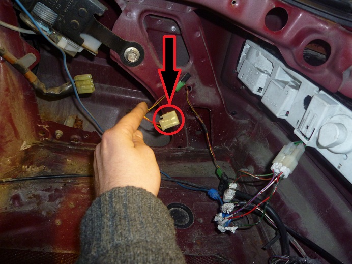 Framfor høyre baklys