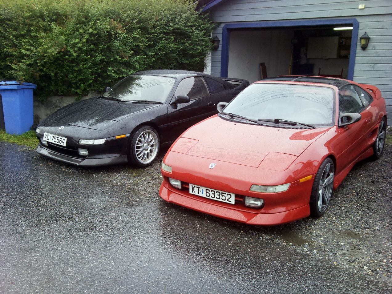 Fikk besøk av Predator på forumet her. Måtte knipse et bilde, er ikke hver dag det står 2 mr2er i oppkjørselen. :)