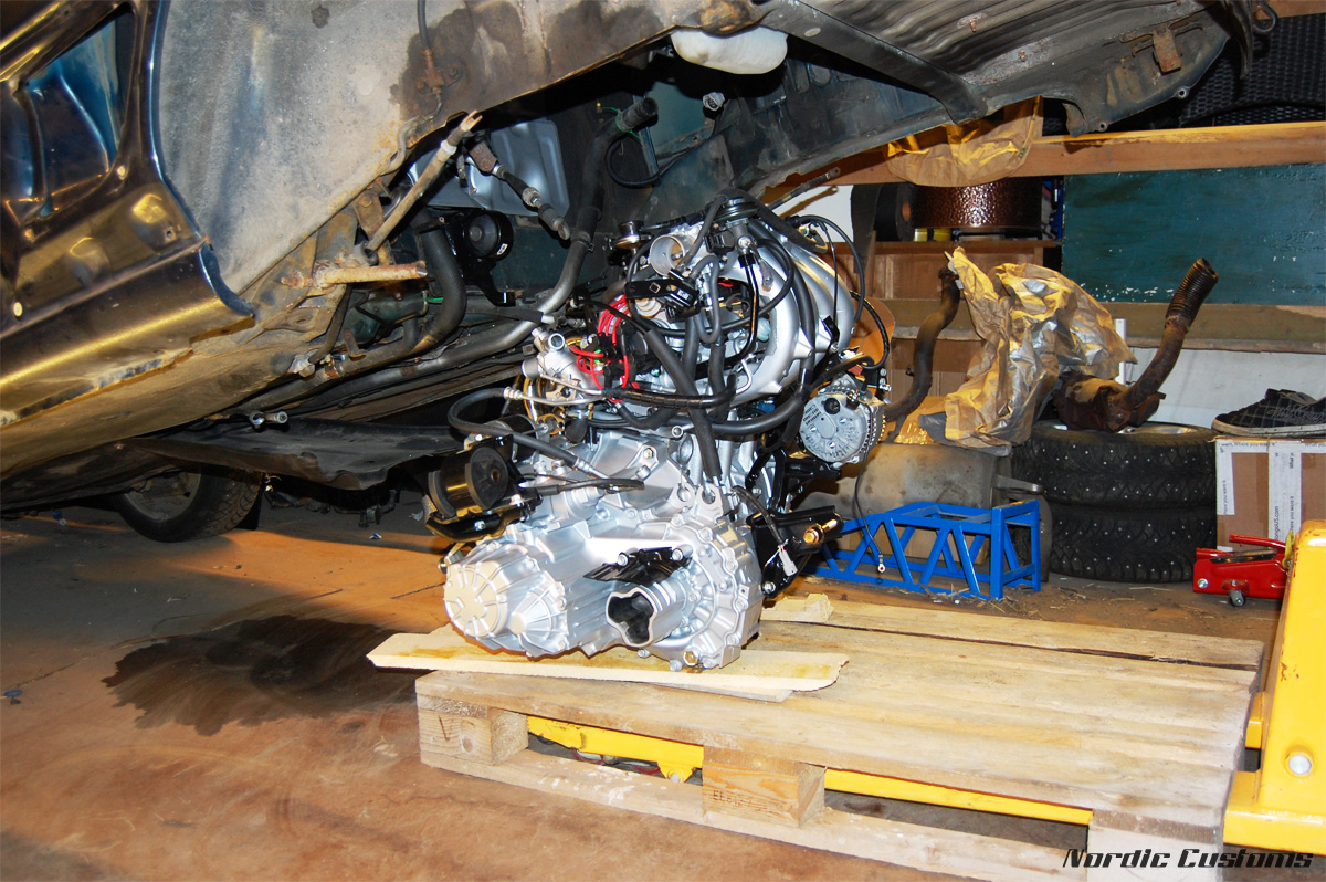 og da var det &quot;bare&quot; å senke bilen nedpå motoren og skru fast - sånn nesten ;)