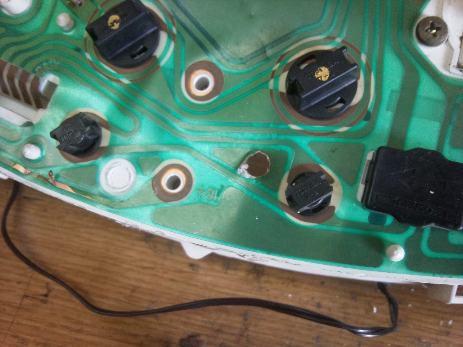 Borret et lite hull for å trekke nye ledninger igjennom