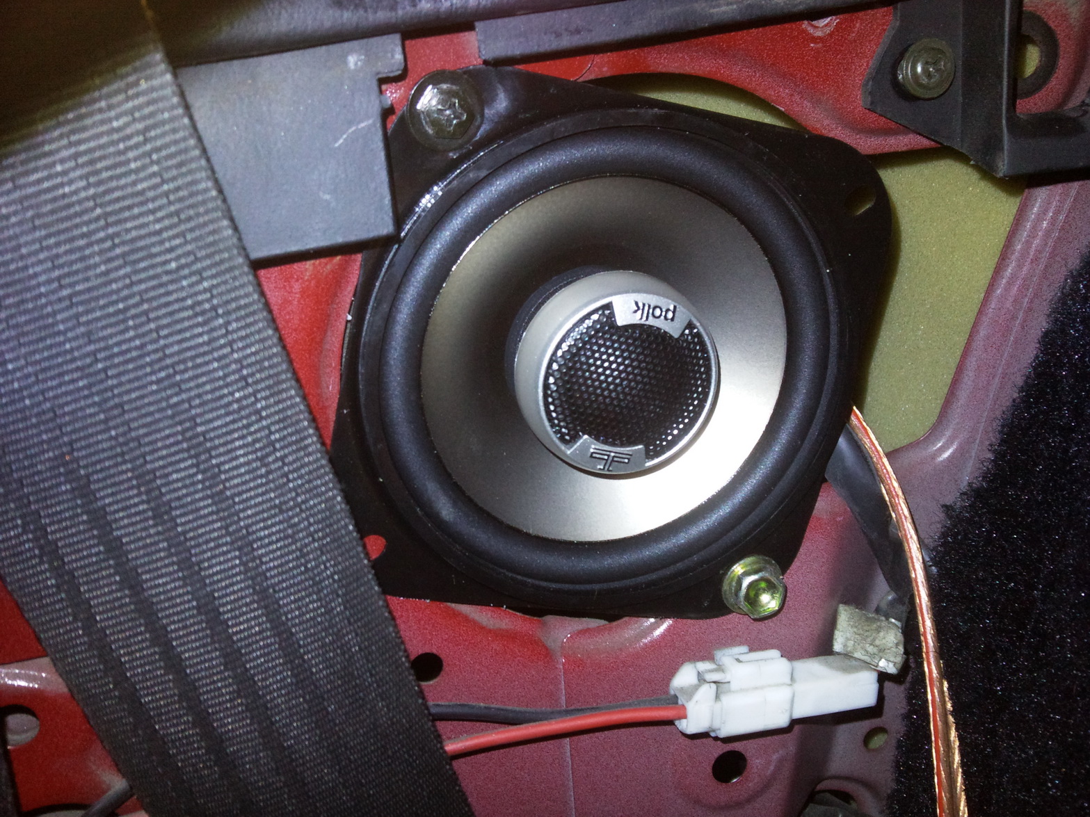 Installert Polk Audio 4&quot; oppe bak setene. Dette løftet lyden veldig syntes jeg. Ingen piping slik mange har kommentert ang plasseringen her.