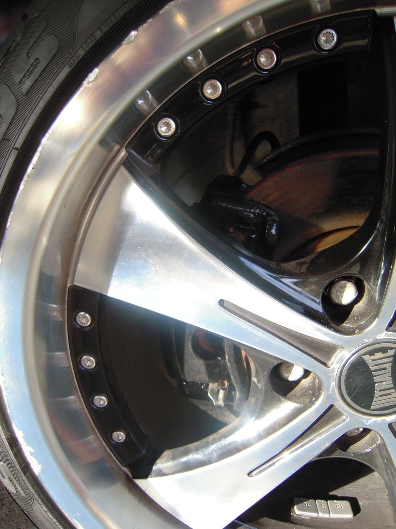 bremse calipperne tilbake etter å ha blitt lakkert opp igjen;)