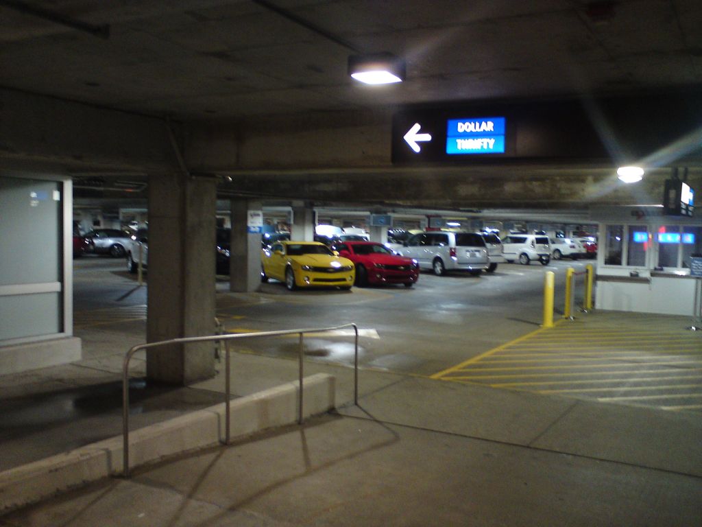 to sexy tvillinger står å venter