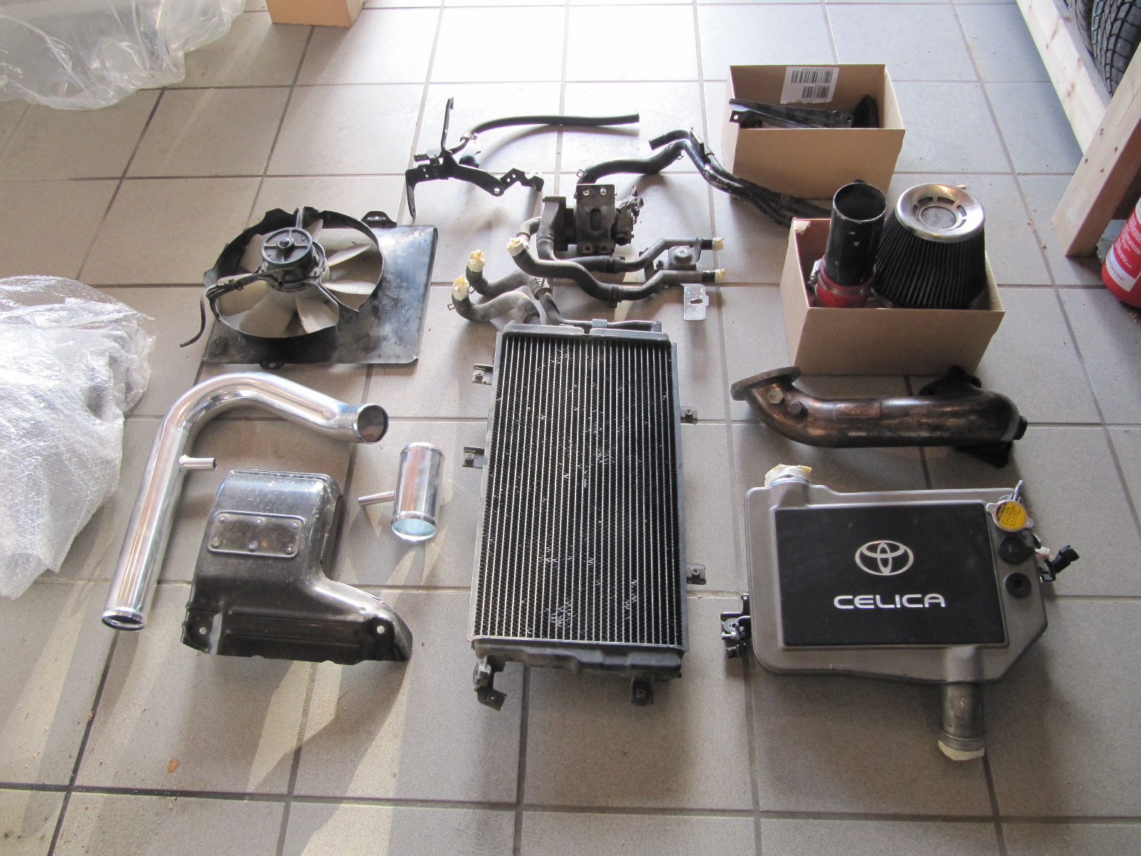 Div og demonterte originaldeler.