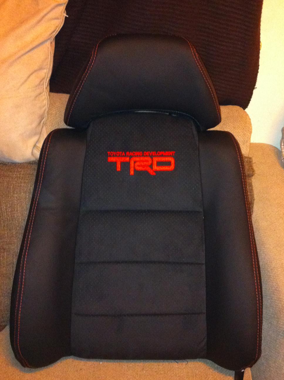 nakkestøtte og øvre del av setet