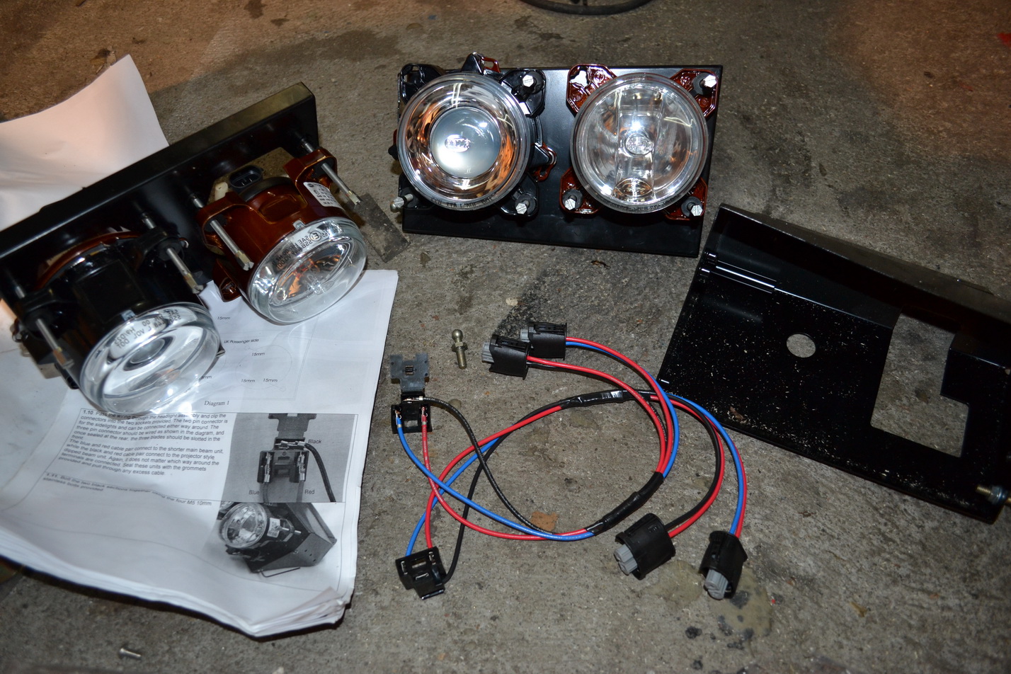 Lyktene må settes sammen før de kan monteres. Dette var mye mer knoting enn jeg hadde forestilt meg. Det tok litt mer tid enn jeg hadde trodd. Men vanskelig var det ikke.