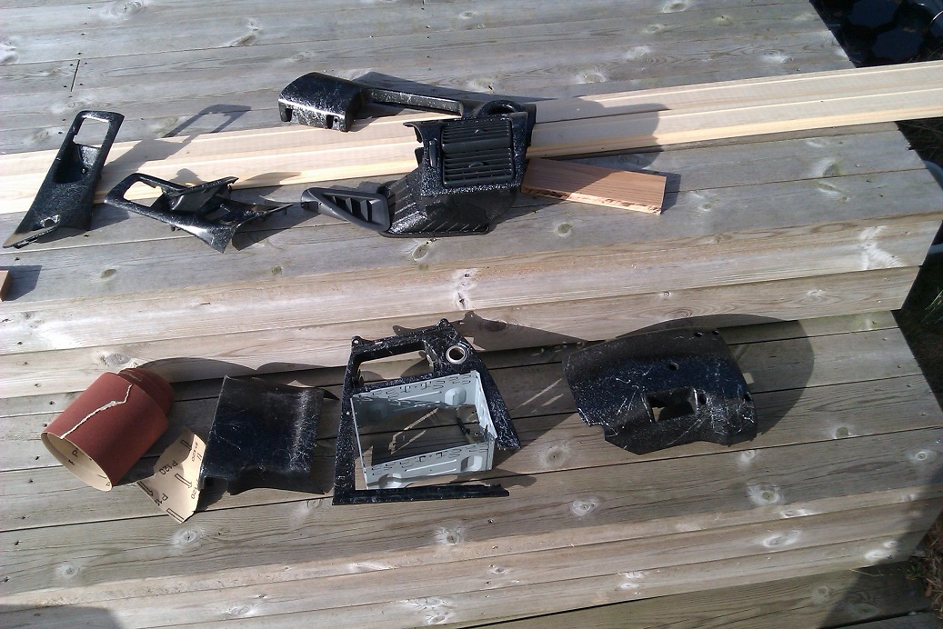 deler som venter på litt matt svart lakk