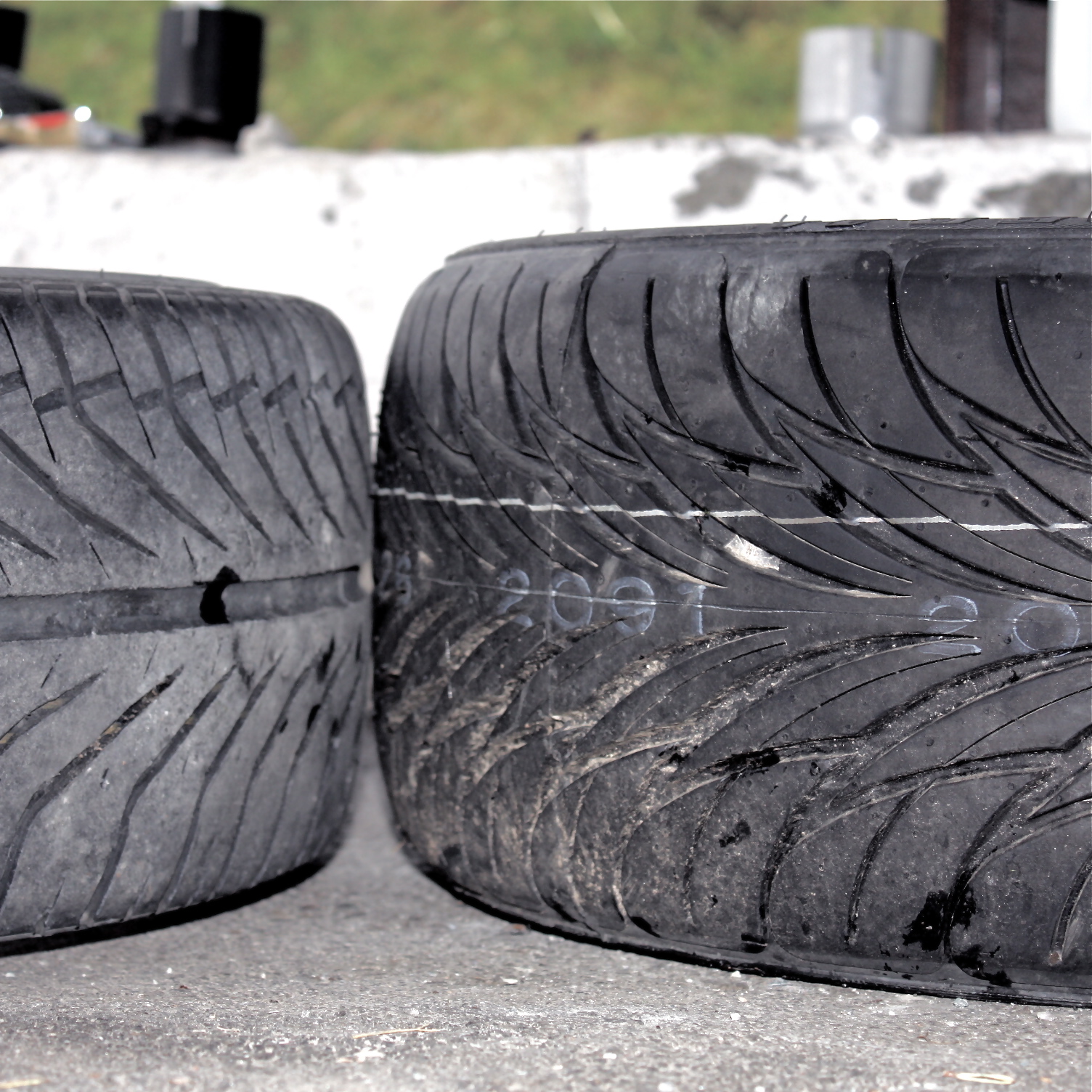 Kumho til venstre, Federal til høyre