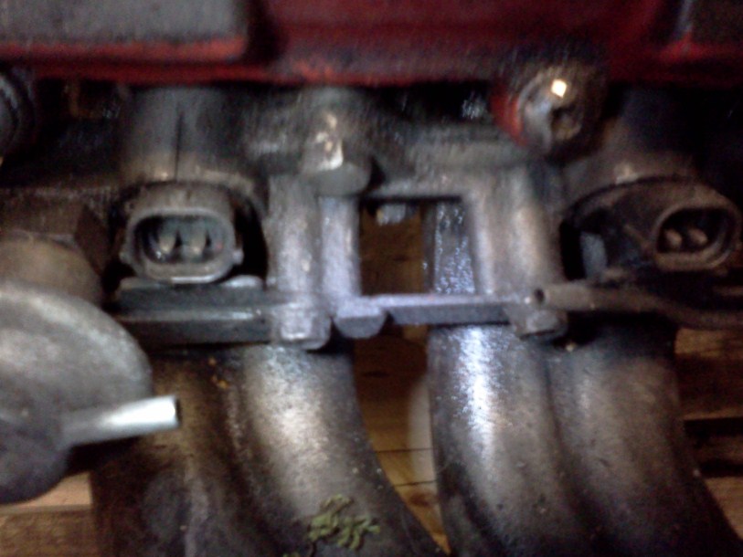 2 10mm skruer her også. Da kan du ta av skinna som holder dysene på plass..