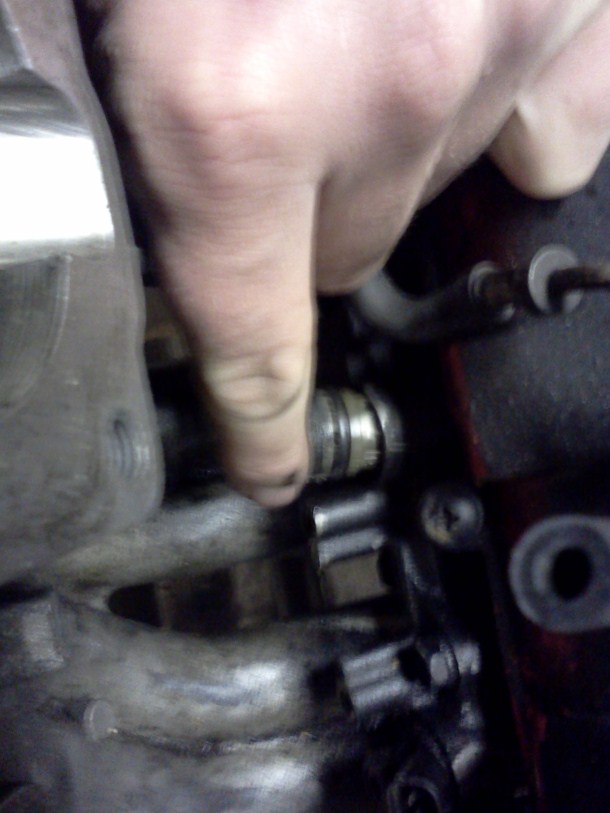 Her går dysa ut, om den henger litt i o-ringen, så prøve å løsne den litt med ett flatt skrujern. Men vær forsiktig så du ikke ødelegger noe.. dysene henger ikke så veldig ille..