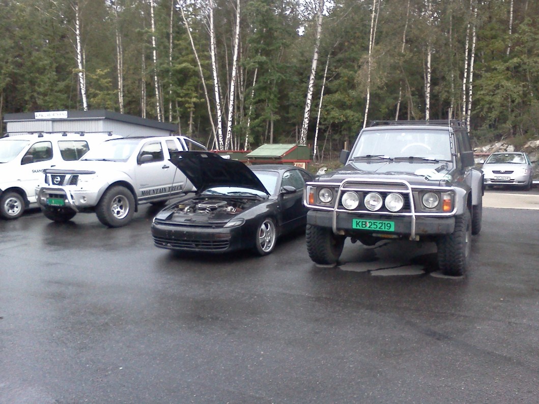 Begge mine nåværende biler med skilt. Har også en '02 corolla uten skilt, som er kollisjonskada.. skal selges når den er blitt hel og pen :)