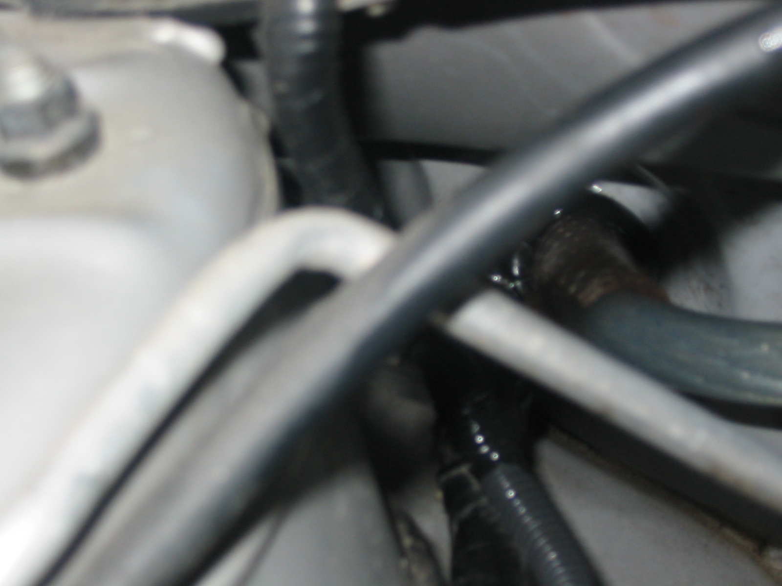 Gjennomføringa av strømkabel, her brukte jeg en større slange utenpå igjen for å beskytte den, det var et HELVETE å få den igjennom, har vondt i henda fortsatt...hehe:P