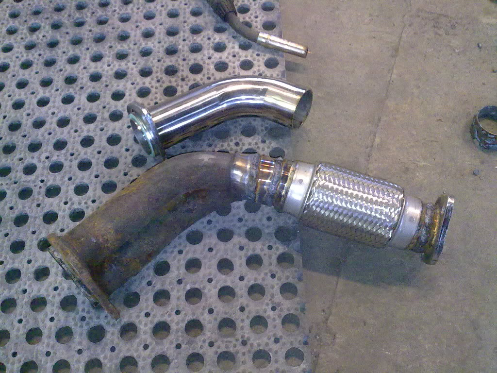 Gammelt downpipe sveist fast på megan racing sitt.