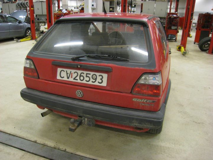 skitten bil med nye baklykter.