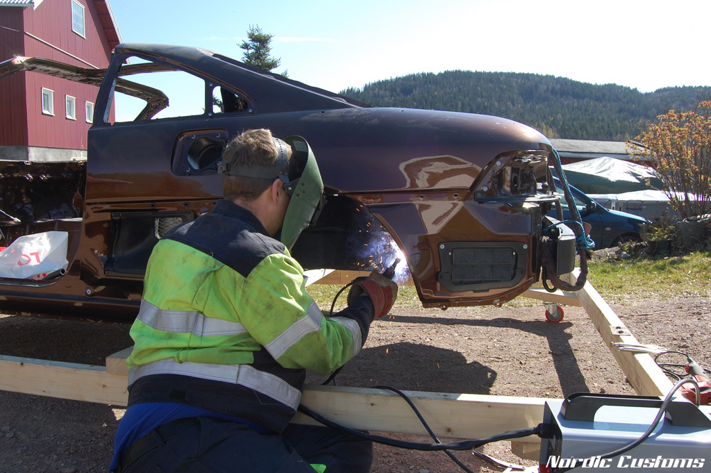 Litt sveising på gang i hjulbuen bak...
