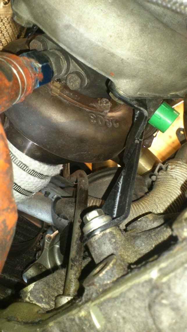 Har laga en brakett som skal ta opp vekta av turboen for ikke å belaste manifolden unødvendig.