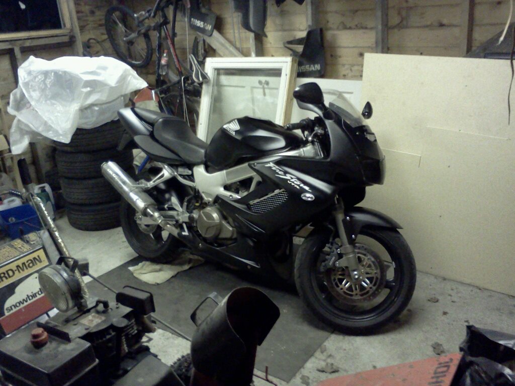 Motorsykkelen i sort matt.jpg