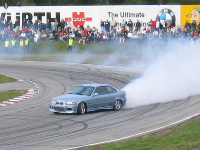 600 Supradrivhjulshester med et påtvungent BMW karosseri i aksjon