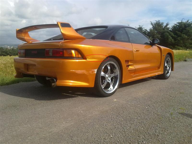 Er oppskrapet bakerst og fremme langs skjørtet, glassfiberen er sprukket fra bakre hjullbue til baklys