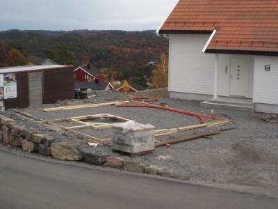 Sålen til garasjen blir støpt om et par dager. 50m2 dobbel garasje med nedfelt saksløfter i den ene siden.