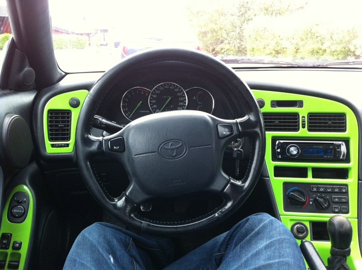 Lakerte intriør plasten grønn og la aluringer rundt speedometeret