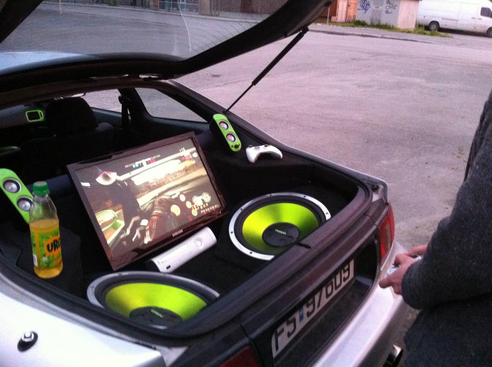 Det ble byttet stereo i hele bilen og det ble byggd en ganske heftig basskasse med xbox, 24&quot; Tv og selfølgeli 2 grønne 15&quot; subber.<br />Egen kurs til xbox, tv og logitech systeme(ville ikke ha lyden på bilstereoen men på eget anlegg)
