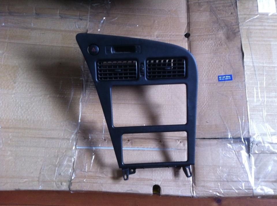 Fant endelig ei 2-din ramme på eBay. Denne og resten av interiør plasten skal lakeres sølv.