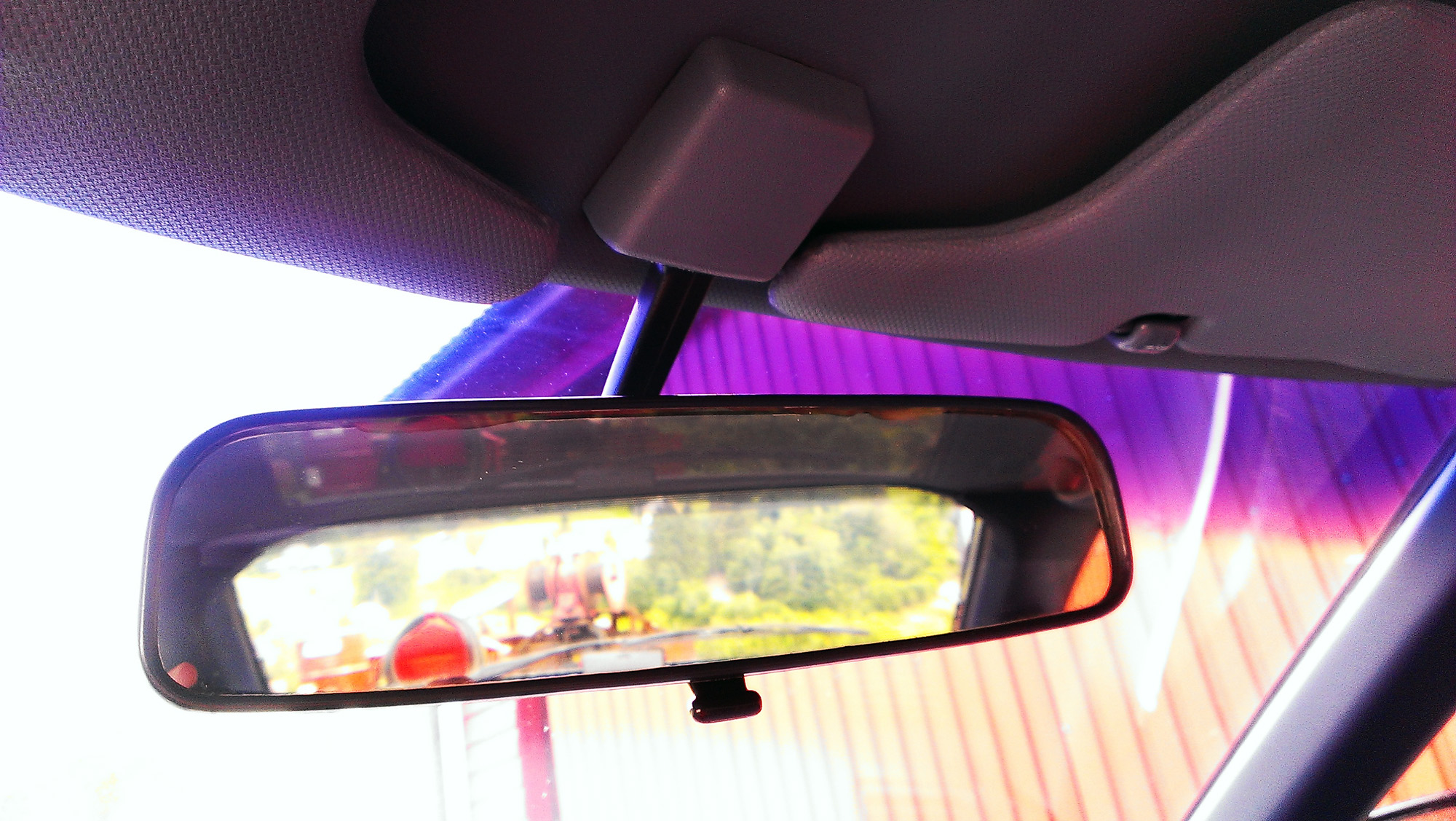 Montert. Sjølve speilglaset er i betre stand enn det gamle og.