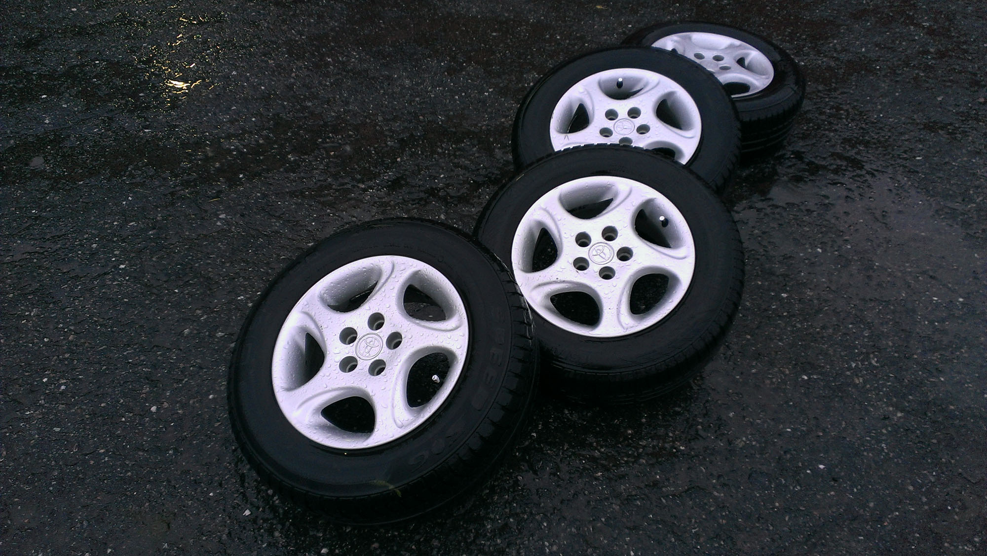 Originale Celicafelger som skal få nye piggdekk. Har en utstyrskatalog frå 1997 og kjente igjen disse derfrå då eg såg dei på finn. &quot;Prestige&quot;-felger!