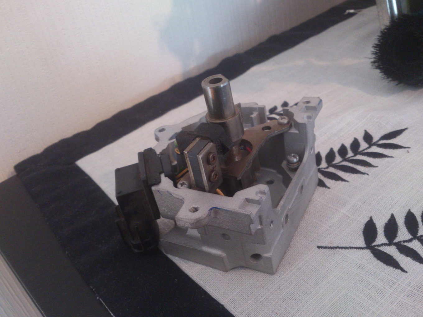 Her e gamle fordeleren som e blitt modifisert til å passe framme på reimhjulet.