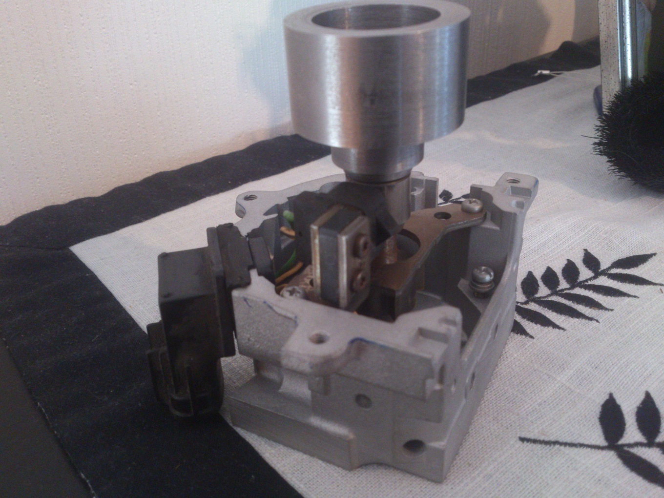 Her e gamle fordeleren som e blitt modifisert til å passe framme på reimhjulet.