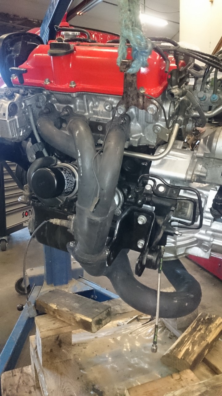 andre siden, oljekjøle,oljefilter og peilepinnerør med ny pakning. motor er ferdig