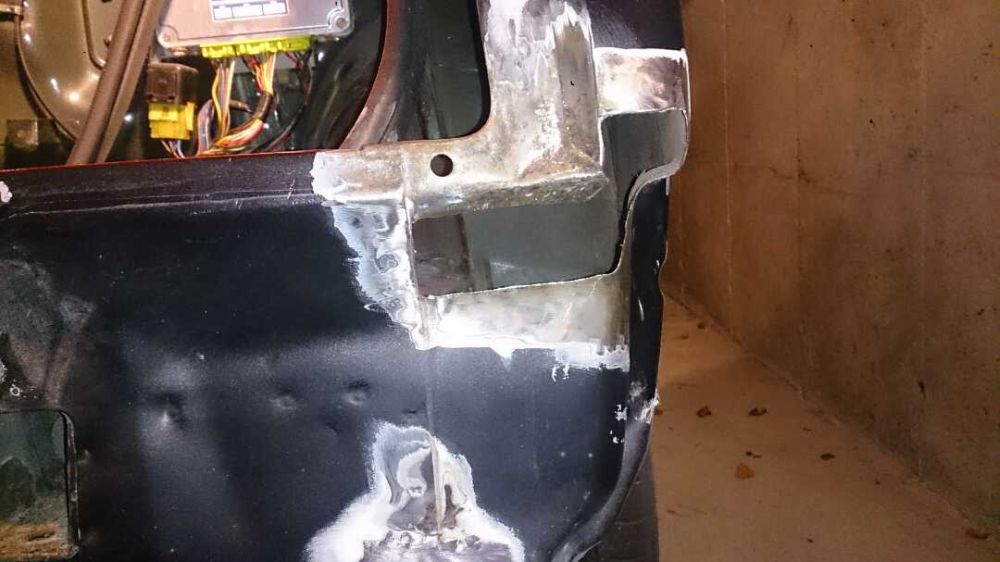 Kappet ut rust under høyre baklys.