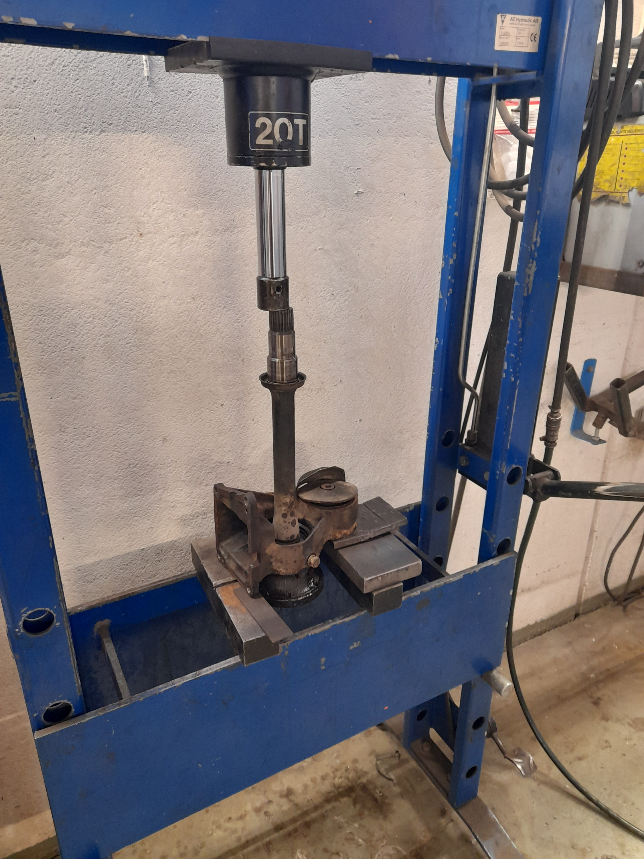 Ja, det er camry akslingen, den skal kastes:D