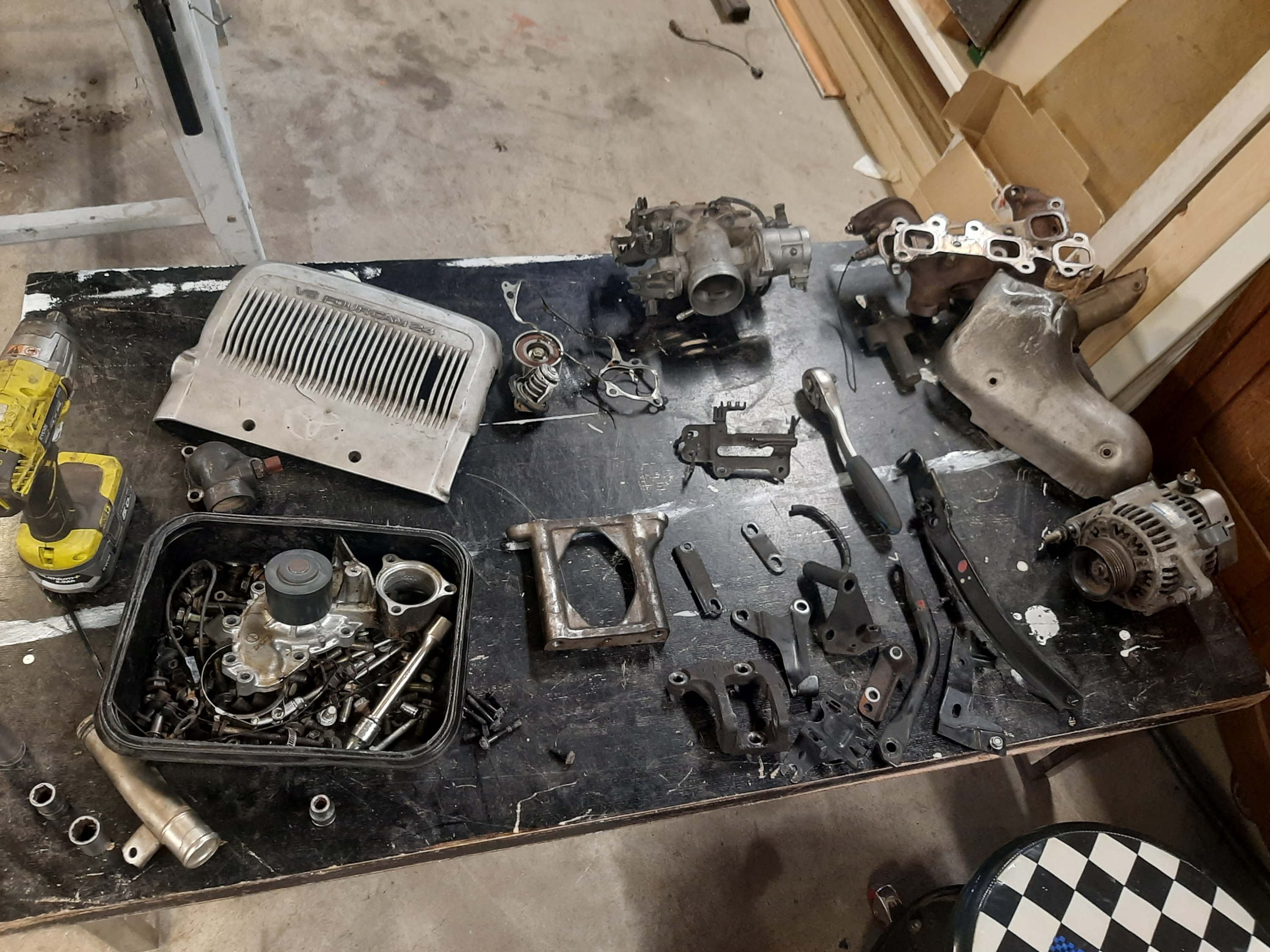 Se hvor mye vekt en kan spare bare her, ALLE de montasjebrakettene midt i bildet skal ikke gjenbrukes!