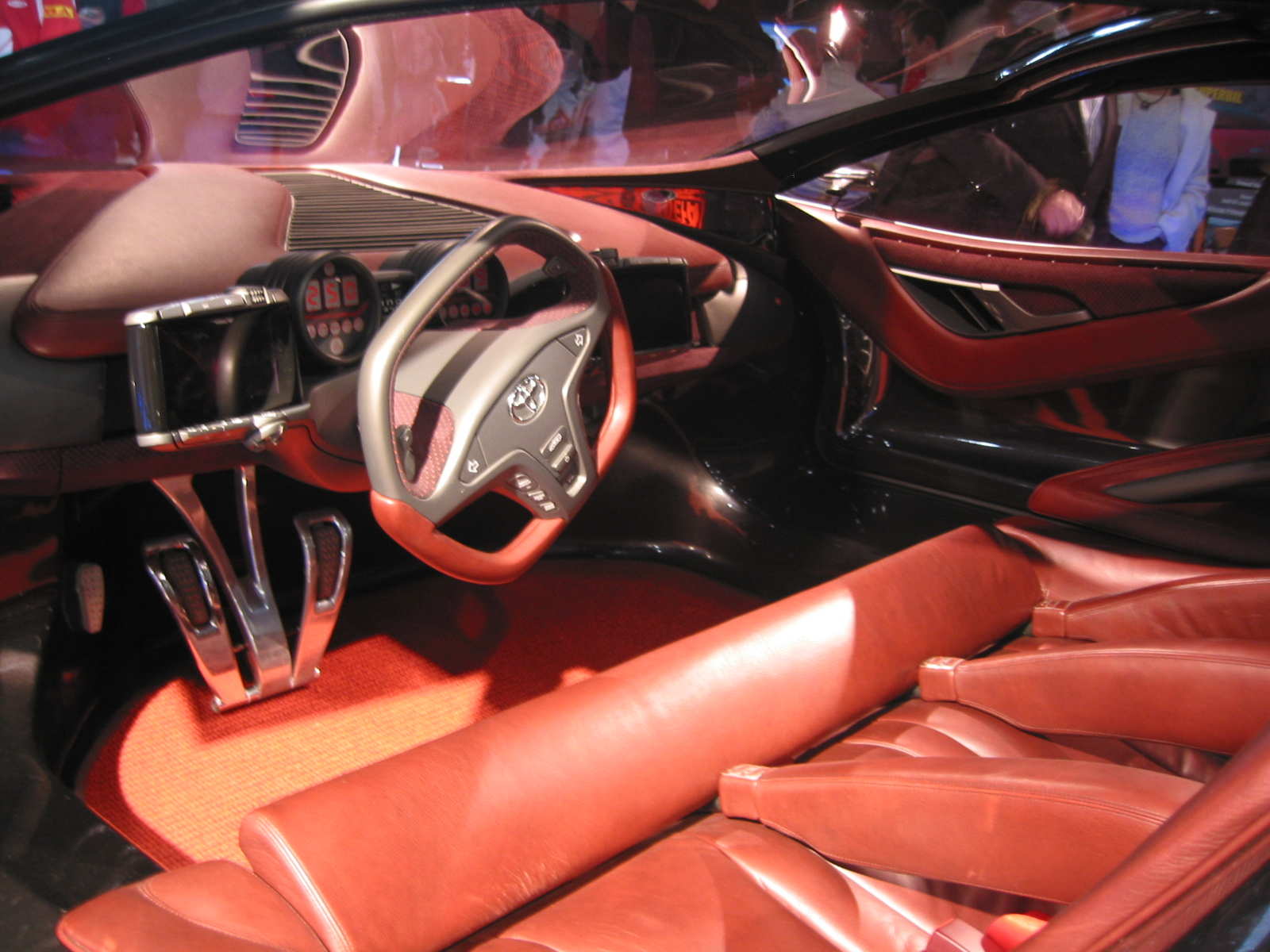 Rattet med spedometer og infodash,pedaler og hele røkla flyttes til den sjåføren som er mest opplagt av de tre:)