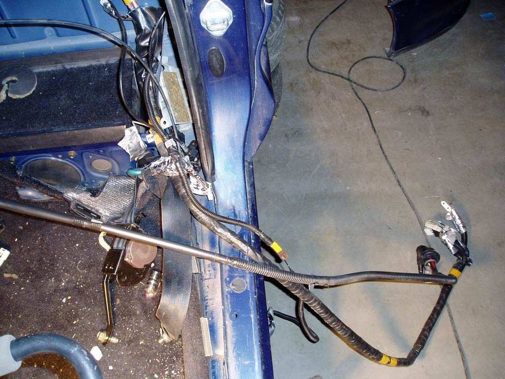 Ledningen som går til motoren og den tynne går fra batteri til starter